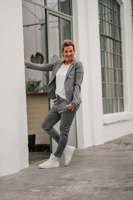 "LAURA" (ER99) slate/  Joggpants “TRIXIE” slate (ER100)