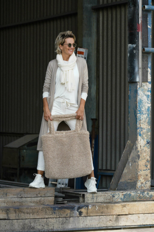 Schal "MONA" wollweiß (AS02) / Shopper "ELITA" taupe (T155) / Cardigan "JENNY" beige (GW04)