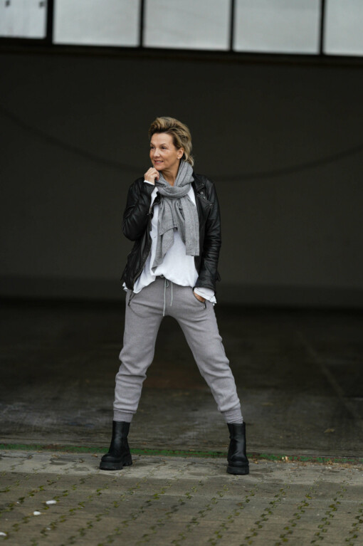 Hose "ROSE" winter melange (ER10) / Lederjacke "RIHANNA" (GW02) / Shirt "DANNY" weiß (BA45) / Schal "MONA" grau (AS02)