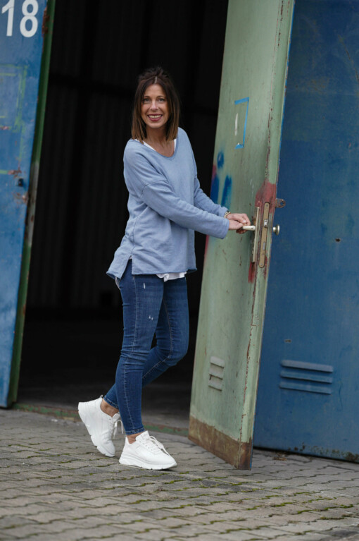 Jeans "COURTNEY DENIM" blue stone wash (ER23) / "CHARLOTTA" jeansblau (GW58) / Sneaker "PARIS" (JB10
