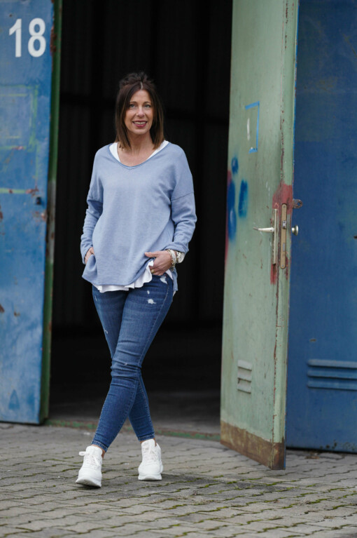 Jeans "COURTNEY DENIM" blue stone wash (ER23) / "CHARLOTTA" jeansblau (GW58) / Sneaker "PARIS" (JB10)