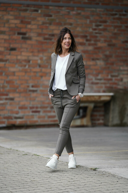 Shirt "PETRA" white (CC43) / Chino- Hose "TRIXIE" moos green (ER100) / Blazer "LEYA" moos green (ER07) / Sneaker "PARIS" (JB10)(