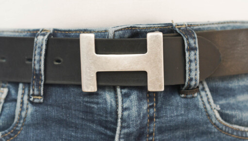 Schließe “H-LEVEL” silber (UJ02) / Gürtel “ONTARIO BLACK” (UJ01)