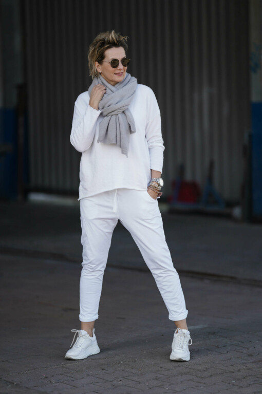 Schal "MARA" grau (AS08) / Langarmshirt "CHARLOTTA" (GW58) / Hose "PRISKA" weiß