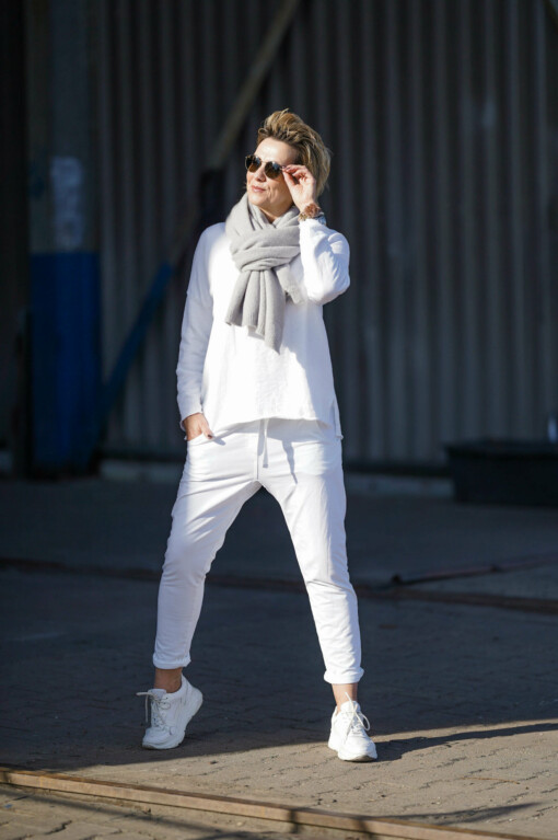 Schal "MARA" grau (AS08) / Langarmshirt "CHARLOTTA" (GW58) / Hose "PRISKA" weiß
