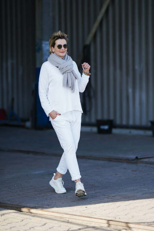 Schal "MARA" grau (AS08) / Langarmshirt "CHARLOTTA" (GW58) / Hose "PRISKA" weiß