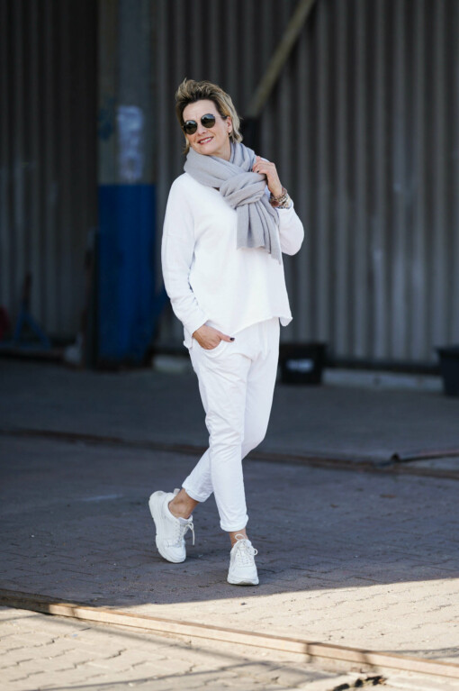 Schal "MARA" grau (AS08) / Langarmshirt "CHARLOTTA" (GW58) / Hose "PRISKA" weiß