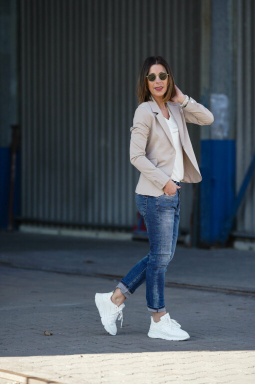 Blazer "LAURA" nordic wood (ER99) / T-Shirt "ADA" off white (ER22) / Jeans  "LEONA CLEAN" queen blue (ER16)