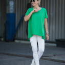 Shirt “GERALDINE” grasgrün (BA46) / Hose “COURTNEY” weiß (ER24) / Sneaker “PARIS” (JB10)