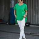 Shirt “GERALDINE” grasgrün (BA46) / Hose “COURTNEY” weiß (ER24) / Sneaker “PARIS” (JB10)