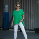 Shirt “GERALDINE” grasgrün (BA46) / Hose “COURTNEY” weiß (ER24) / Sneaker “PARIS” (JB10)