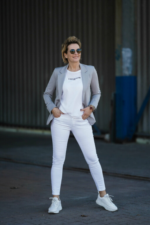 Blazer "LYDIA" titanium (ER103)/ Shirt "WANDA" white/black (PI32)/ Jeans "COURTNEY" white (ER24)/ Sneaker "PARIS" white (JB10)