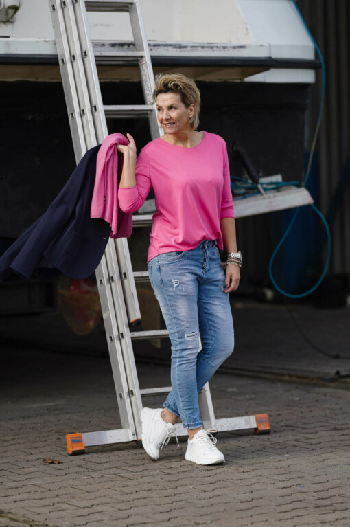 Schal "MONA" pink (AS02) / Shirt "KIMBERLY" pink (BA84) / Blazer "SISSI" dunkelblau (B04) / Jeans "MELANIE" stonewashed blue (H23) / Sneaker "PARIS" (JB10)