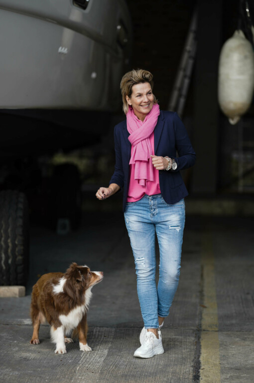 Schal "MONA" pink (AS02) / Shirt "KIMBERLY" pink (BA84) / Blazer "SISSI" dunkelblau (B04) / Jeans "MELANIE" stonewashed blue (H23) / Sneaker "PARIS" (JB10)