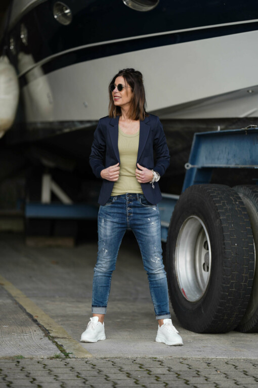 Blazer "LEYA" marine (ER07) /Top "CLARA" greek olive (ER02) / Jeans "lUCIA" warm blue (ER21)