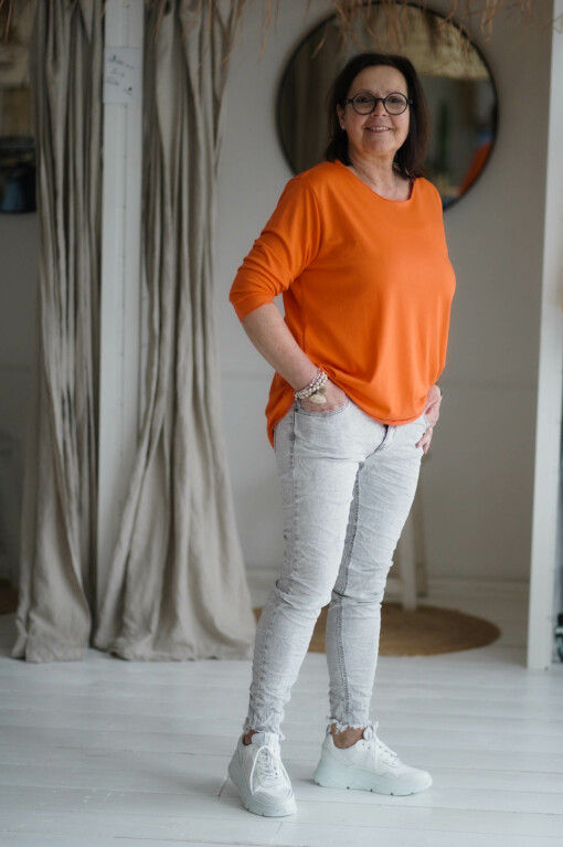 Jeans "PALINA" stonewashed grau (H25) / Shirt "KIMBERLY-XL" orange (BA52)