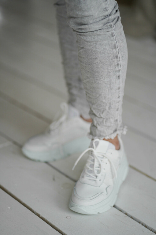Sneaker "PARIS" white (JB10) / Jeans "PALINA" stonewashed grau (H25)