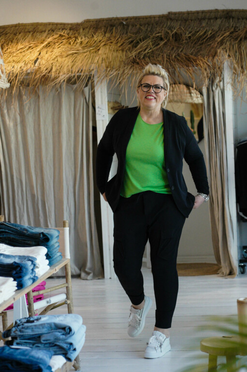 Hose “CARGO” black (PI05)/Longblazer “NOVA” (PI02)/Basicshirt “KIMBERLY – XL” grasgrün(BA52)
