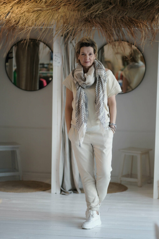 Shirt" DALILA" light safari (10D34) /Joggerhose "DARIA" light safari(10D35) Schal "RACHEL" light safari (10S46)