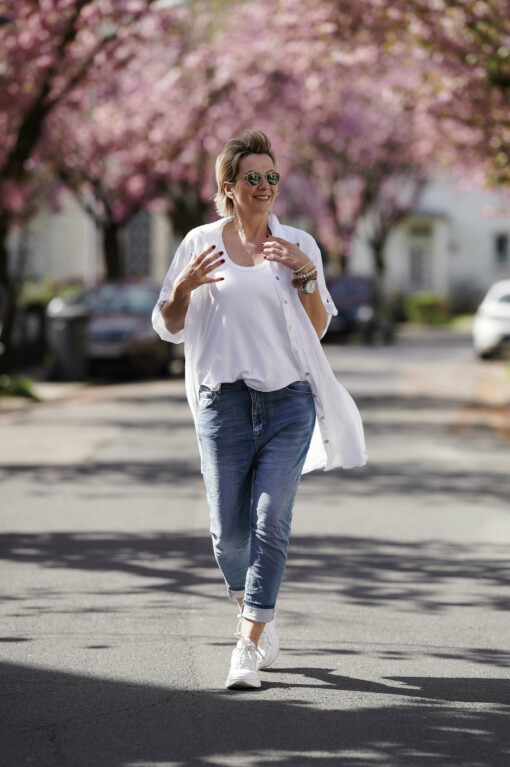 Jeans "YUNA" - jeansblau (H24) / oversized Longbluse "SILVANA" weiß (GW52) / Sneaker “PARIS” – white (JB10)/ Tanktop “DUNJA” white (10D39)