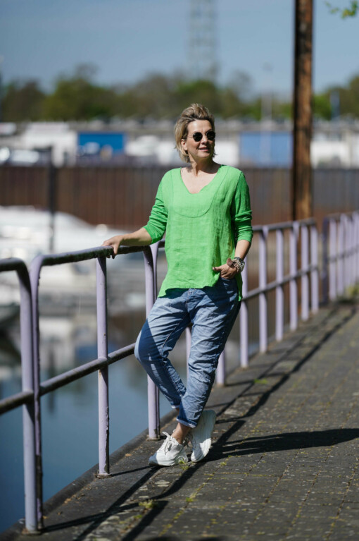 Shirt "MICHELLE" grasgrün (GW55) / Jeans "YUNA" jeansblau (H24)