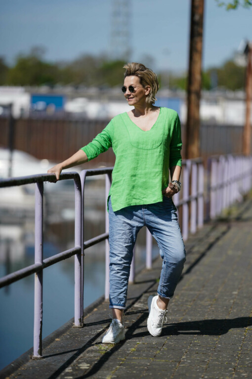 Shirt "MICHELLE" grasgrün (GW55) / Jeans "YUNA" jeansblau (H24)