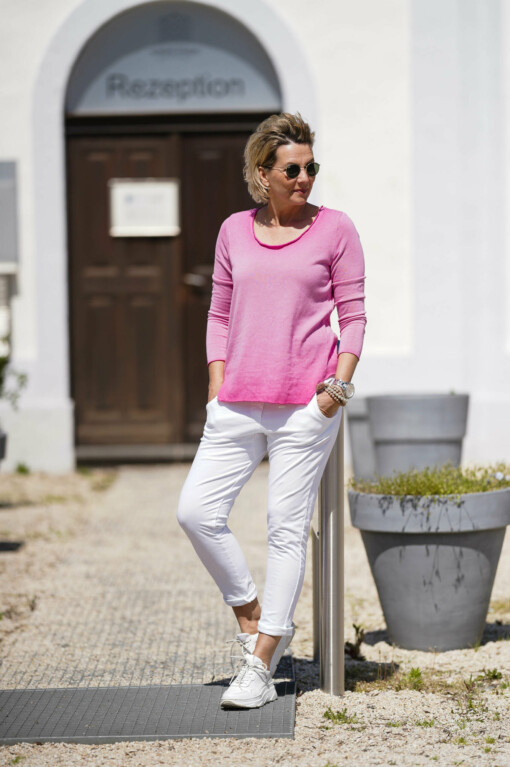 Shirt "LEONIE" pink melange (BA85) / Joggerhose "PRISKA" weiß (FJ)