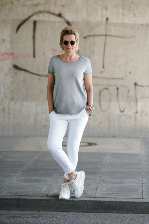 T-Shirt "ARABELLA" grey (CC44) / Joggerhose "PRISKA" weiß (FJ)