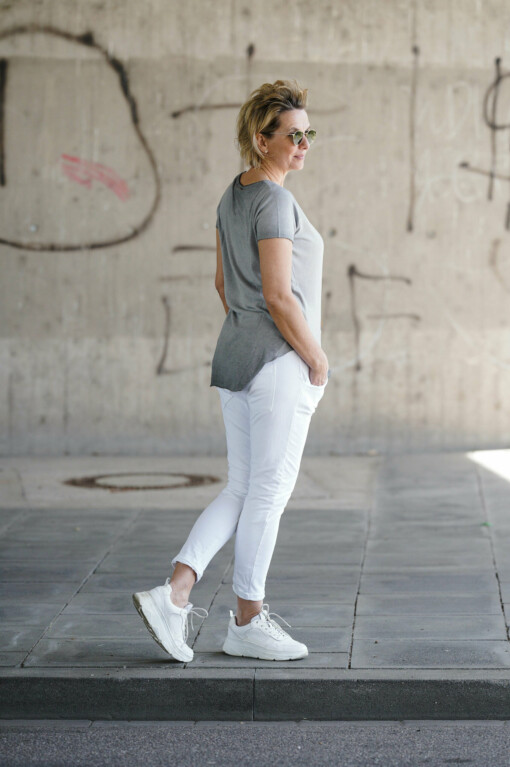 T-Shirt "ARABELLA" grey (CC44) / Joggerhose "PRISKA" weiß (FJ)