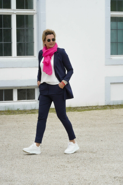 Longblazer “BEATRIX” dunkelblau (B03) / Klassische Chinohose “ANDREA” (H26) / Basicshirt “KIMBERLY” wollweiß (BA84) /  Frühlingsschal “LOONA” fuchsia (AS04)