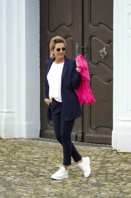 Longblazer “BEATRIX” dunkelblau (B03) / Klassische Chinohose “ANDREA” (H26) / Basicshirt “KIMBERLY” wollweiß (BA84) /  Frühlingsschal “LOONA” fuchsia (AS04)