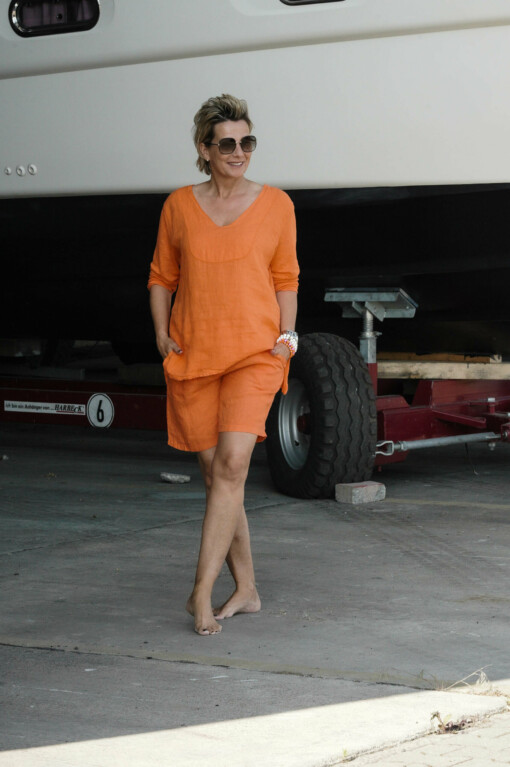 Shirt "MICHELLE" orange (GW55) / Leinenshorts "MARIELLA" orange (H08)