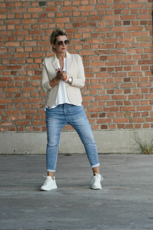 Blazer "SISSI" beige (B04) / Sneaker "PARIS" (JB10) / Jeans "YUNA" jeansblau (H24) / Shirt "EVE" white (10D56)