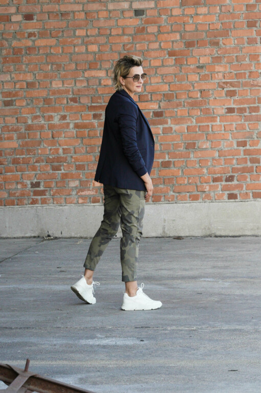 Blazer "LEYA" marine (ER07) / Top "YARELI" off white (ER05) / Jogger "SARALENA" - greek olive (ER12)