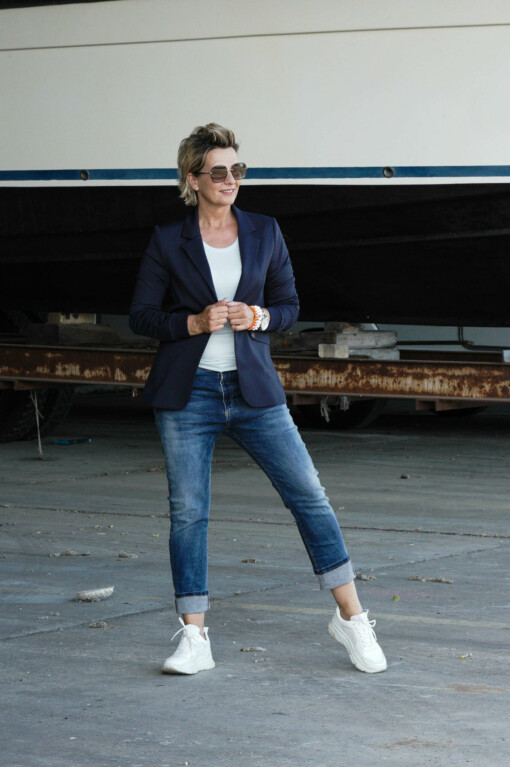 Blazer "LEYA" marine (ER07) / Jeans "LEONA" queen blue (ER16) / Top "YARELIE" white (ER05)