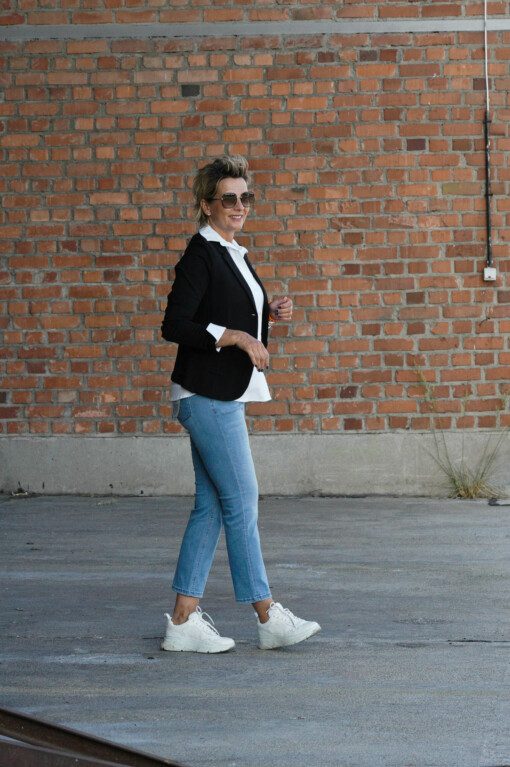 Blazer "SISSI" schwarz (B04) / Bluse "MARRY" weiß (HB03)/  Jeans "ROSENGARTEN" light blue (GG02)