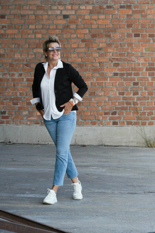 Blazer "SISSI" schwarz (B04) / Bluse "MARRY" weiß (HB03)/  Jeans "ROSENGARTEN" light blue (GG02)