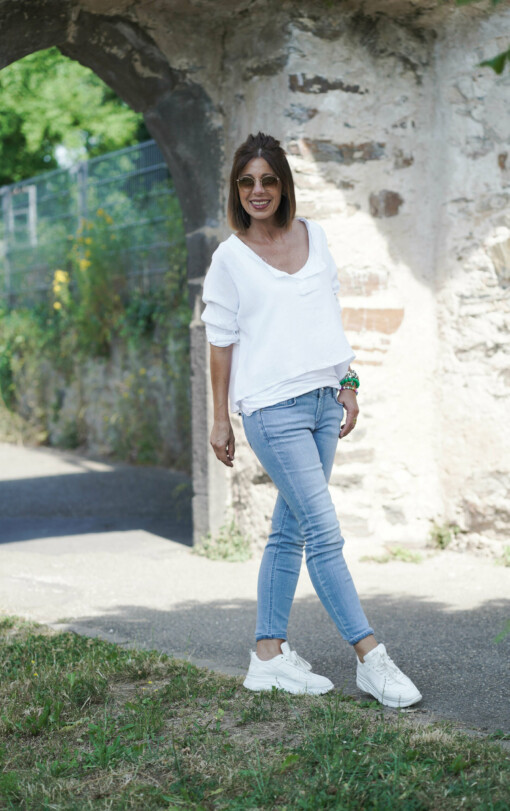 Jeans "JUNGBUSCH" light blue (GG01)/ Bluse "MISSY" weiß (GW38)