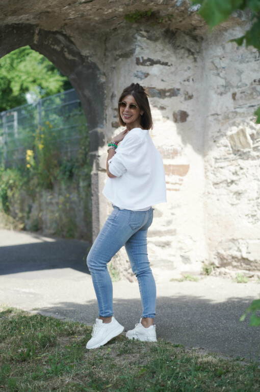 Jeans "JUNGBUSCH" light blue (GG01)/ Bluse "MISSY" weiß (GW38)