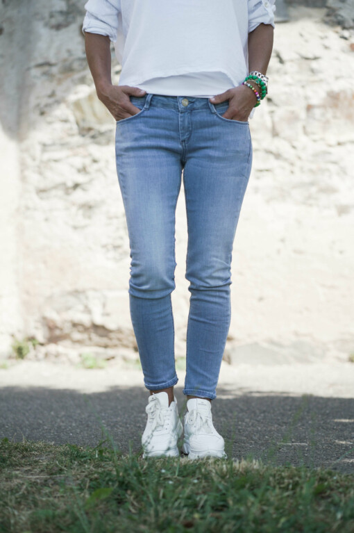 Jeans "JUNGBUSCH" light blue (GG01)/ Bluse "MISSY" weiß (GW38)