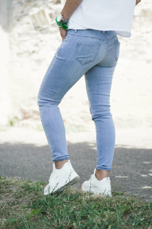 Jeans "JUNGBUSCH" light blue (GG01)/ Bluse "MISSY" weiß (GW38)