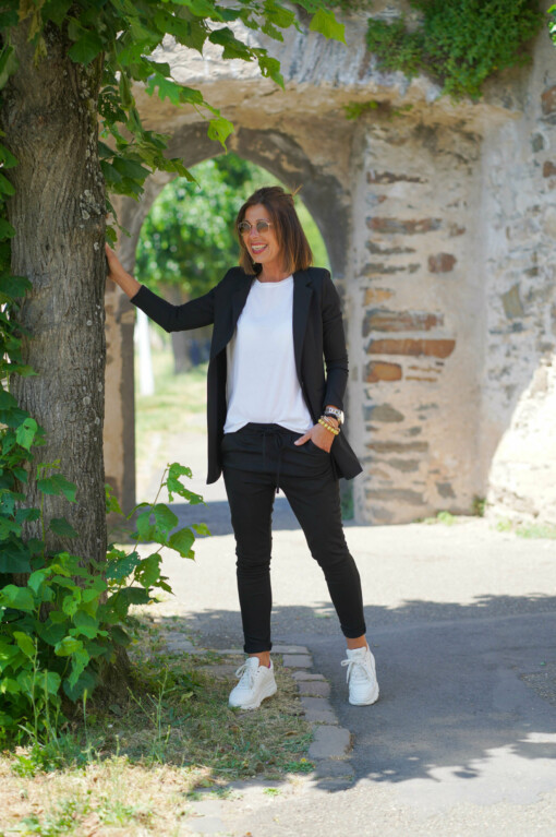 Longblazer "BEATRIX" schwarz (B03) /  T-Shirt "PEGGY" (CC09)/Chino-Hose "LISSY" schwarz (H01)