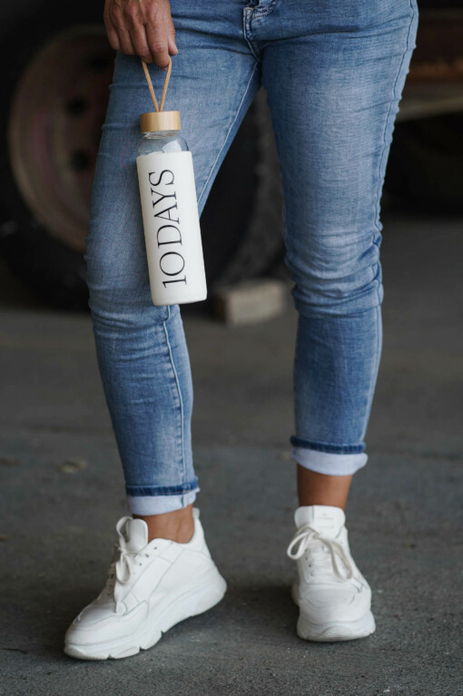 Stonewash-Jeans "STELLA" (H51) / Water Bottle "ISABELLE" (10D33)