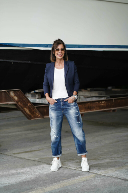 Blazer "SISSI" dunkelblau (B04) / Top "DESA" offwhite (HL15) / Hose "YOANA" shine blue (ER08)