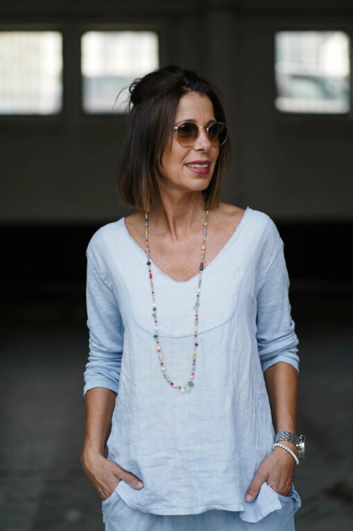 Hose "MINA" hellblau (H27) / Shirt "MICHELLE" hellblau (GW55) / Kette "NANCY" bunt (JK36)