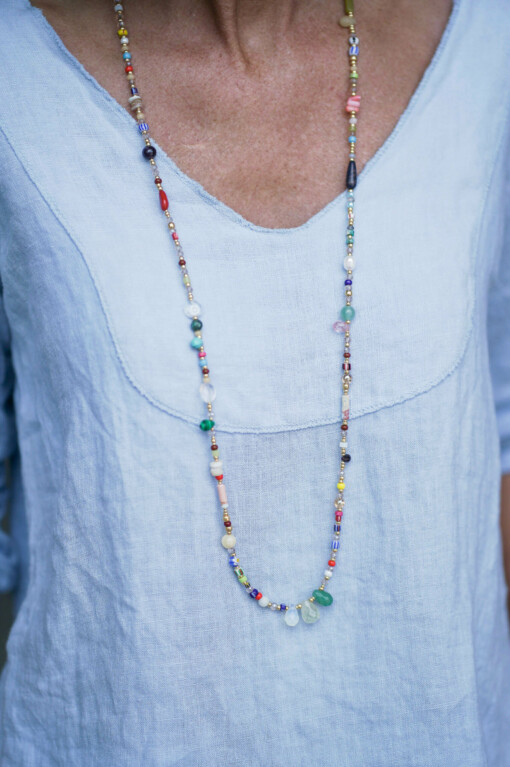 Shirt "MICHELLE" hellblau (GW55) / Kette "NANCY" bunt (JK36)