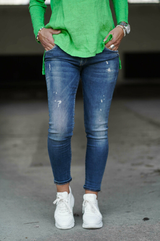 Armband "TABEA" perle (JK34) / Shirt "MICHELLE" grasgrün (GW55) / Jeans "COURTNEY" queen blue (ER10)