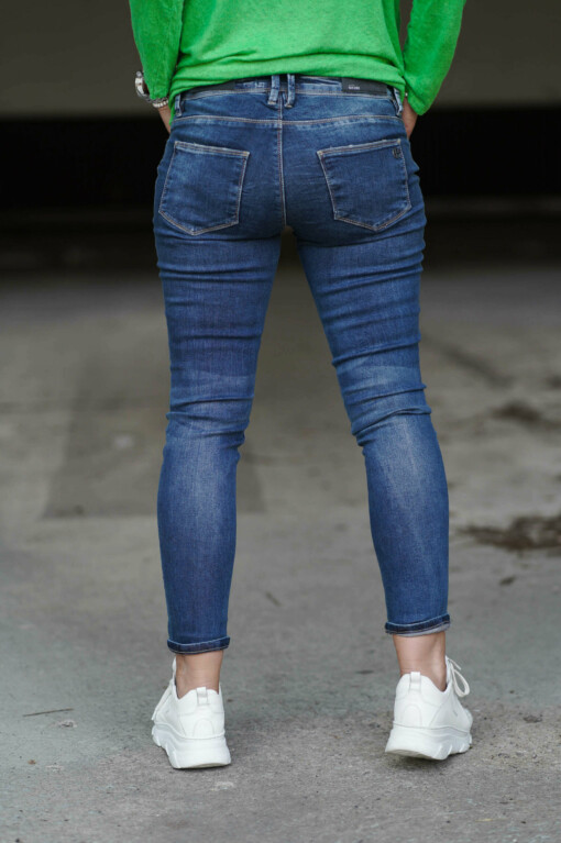 Armband "TABEA" perle (JK34) / Shirt "MICHELLE" grasgrün (GW55) / Jeans "COURTNEY" queen blue (ER10)