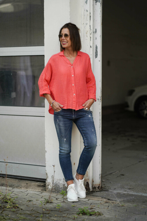 Jeans "COURTNEY" queen blue (ER10) / Bluse "SINA" melone (GW27) / Armband "JANET" (JK25)