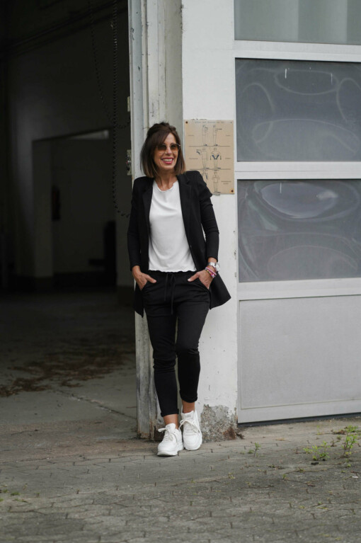 Longblazer "BEATRIX" schwarz (B03) / Kurzarmshirt "HANNAH" wollweiß (BA83) / Chino-Hose "LISSY" schwarz (H01)
